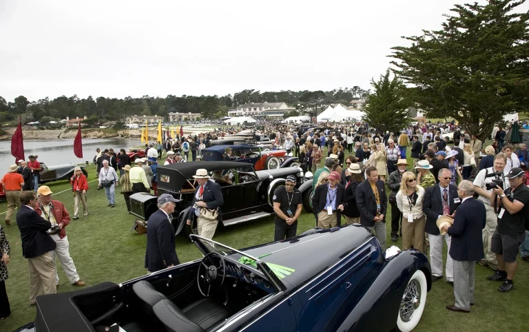 Pebble Beach Concours d’Elegance – Automobilfotografie Historische Automobile und Besucher beim Pebble Beach Concours d’Elegance