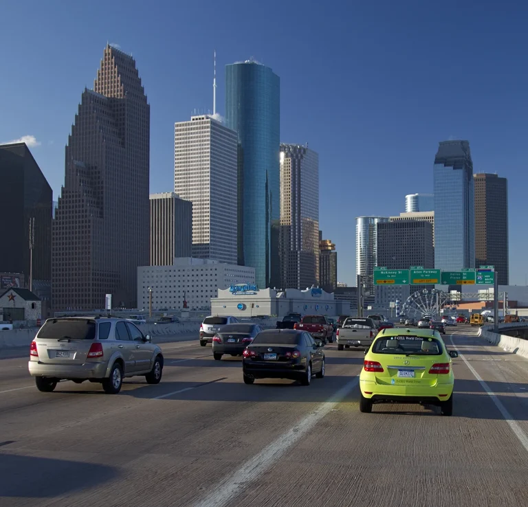 Mercedes-Benz F-Cell World Drive – unterwegs durch Nordamerika Mercedes-Benz F-Cell auf Interstate 45 vor der Skyline von Houston