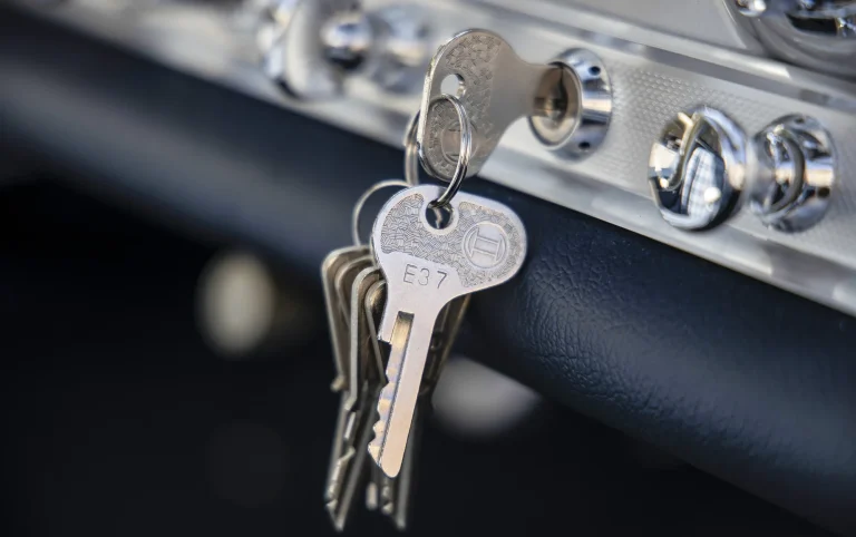 Mercedes-Benz 300 SL Flügeltürer – Zündschlüssel Detailaufnahme Nahaufnahme des Zündschlüssels im Zündschloss eines Mercedes-Benz 300 SL Flügeltürers.