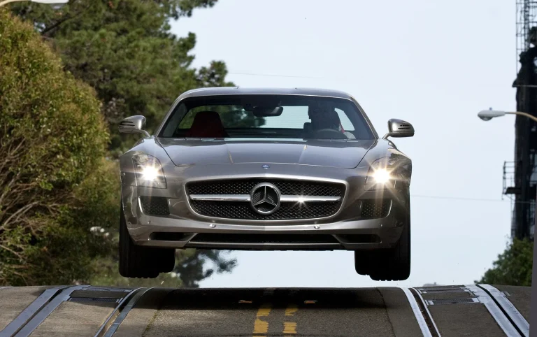 Dynamische Automobilfotografie eines Mercedes-Benz SLS AMG. Mercedes-Benz SLS AMG in dynamischer Fahraufnahme während eines Sprungs – Automobilfotografie von Dieter Rebmann.