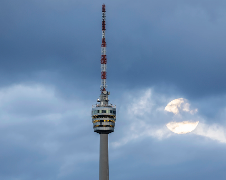 Fernsehturm Stuttgart im Mondlicht Fernsehturm Stuttgart mit Mond vor einem wolkenverhangenen Abendhimmel.