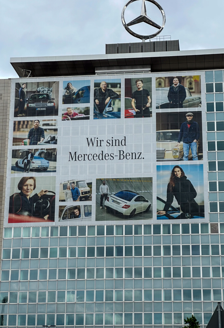 Banner "Wir sind Mercedes" Banner "Wir sind Mercedes" am Hochhaus in Untertürkheim