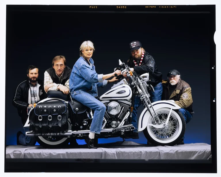 Harley-Davidson Gruppenfoto im Studio Gruppenfoto mit Harley-Davidson im Fotostudio als Aufmacher der Rubrik Motorräder und Roller.