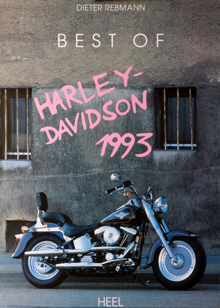 Harley-Davidson Fat Boy – Best of Harley-Davidson 1993 Schwarze Harley-Davidson Fat Boy vor einer Industrie-Fassade – Titelbild des Kalenders „Best of Harley-Davidson 1993“.